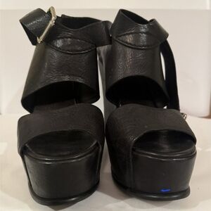 Vera Wang Lavendar "Rosalyn" Black Platform Sandals Size 7